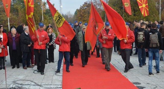 Полагање на цвеќе на Спомен Костурница (ФОТО)