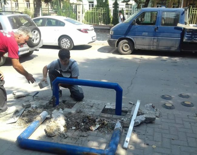 Се реконструираа и санираа оштетените столбчиња на тротоарите во централно градско подрачје