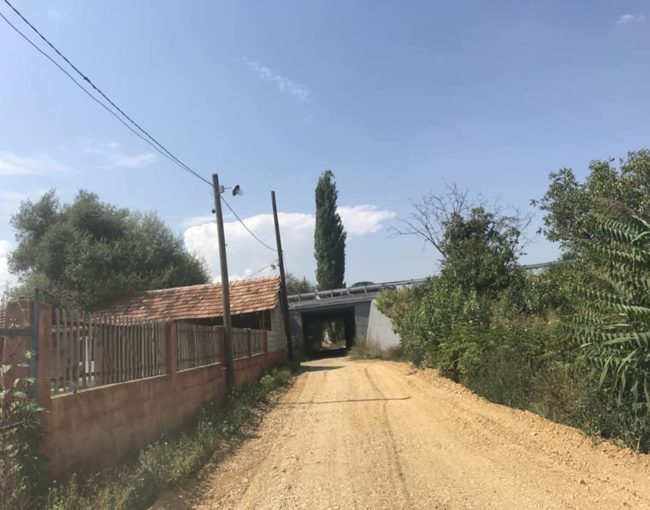 Тампонирање на патот од фабриката циглана до надвозникот на автопатот во должина од 300м