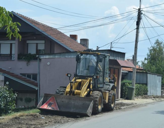 Реконструкција на тротоари на  ул. Драган Стопаревиќ