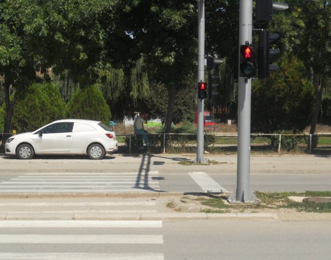 Нова електронската комуникациска опрема за регулирање на сообраќајот на раскрсницата на булевар „Октомвриска Револуција“ и улица „Пиринска Македонија“
