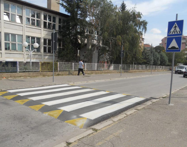 Поставуваме средства за забавување во сообраќајот пред школите и детските градинки