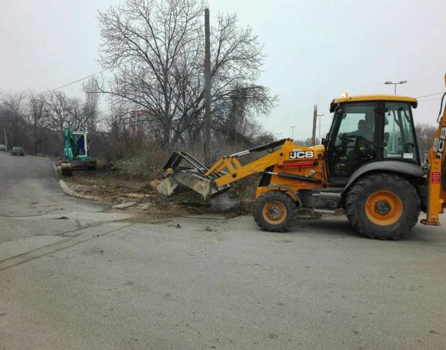 Пробивање и расчистување на тротоарот на ул. Моша Пијаде и спој со бул. Октомвриска Револуција