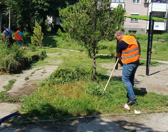 Акција за чистење на дворните места на зградите на локалитет Економско школо