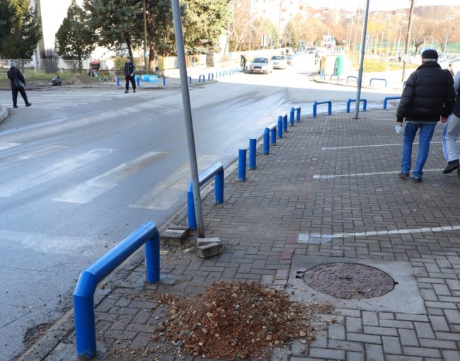 Поставување на метални столпчиња за одделување на пешачкиот од моторниот сообраќај по должина на ул. Пиринска Македонија.