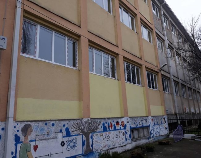 Заменета  стара столарија со нови ПВЦ термопан прозорци во средно општинско техничко училиште “Наце Буѓони” Куманово