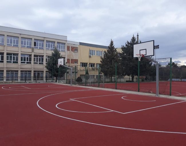 Нови спортски игралишта за кошарка и ракомет со тартан гумирана подлога и нови спортски реквизити (кошеви и голови) во средното техничко училиште “Наце Буѓони”