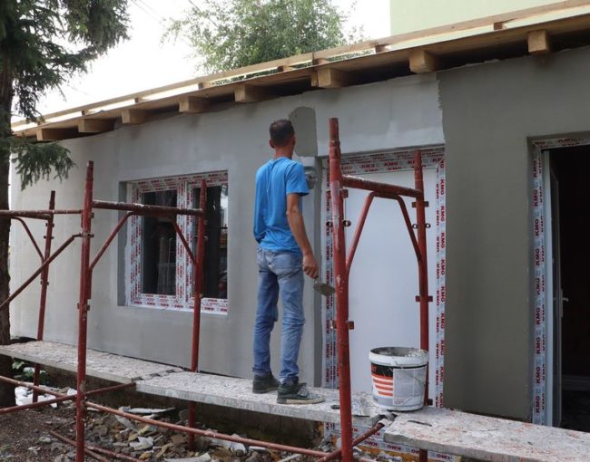 Поставување изолација и фасада на надворешниот дел,  и замена на кровот на објектот на училиштето ООУ „Јероним Де Рада”