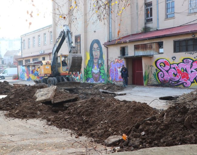 Реконструкција на топловод за затоплување на централна училишна зграда на ООУ “Крсте Мисирков” и ООУ “Браќа Миладиновци”