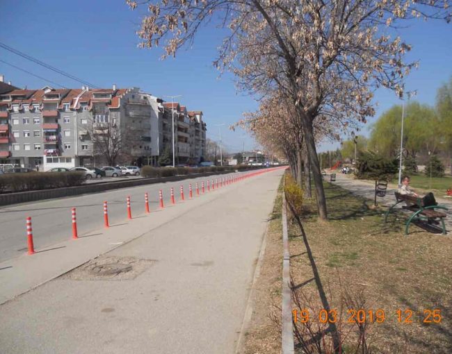 Поставување на гумирани столпчиња на булевар Октомвриска Револуција