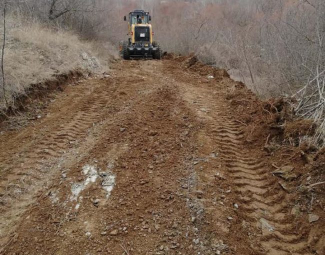 Пробивање и репарирање на пат за с. Зубовце