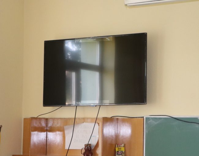 Поставени се 45 смарт дисплеј уреди во ООУ Крсте Мисирков преку проектот „Смарт училница“ поддржан од Швајцарската Амбасада, Министерство за локална самоуправа и Североисточен плански регион