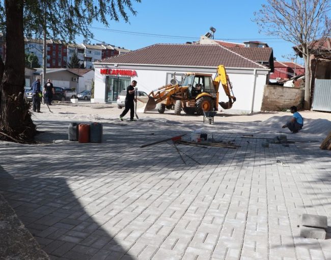 Уредување со бекатон на просторот кој беше претворен во дива депонија, на локација пред поранешна зграда на “Житомел” на бул. Октомвриска револуција