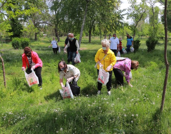 Спроведовме акцијата за чистење на Градскиот парк во Куманово, организирана од страна на Здружение на пензионери – Куманово во соработка со Здружение за доброволна волонтерска работа “Кумановски акцијаши” и ЈП “Чистота и зеленилo”.