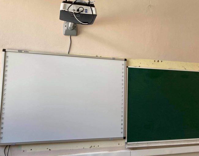 Набавени се 30 смарт табли, 1 смарт телевизор и кабинетски реквизити во СОУ “Перо Наков” во Куманово.