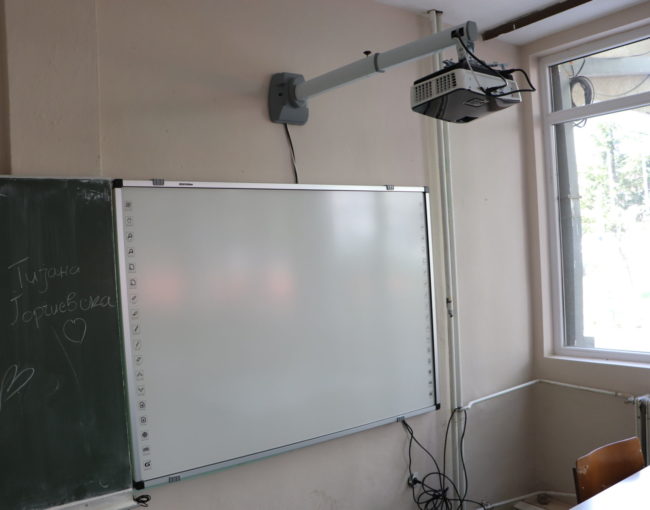 Набавени  се 30 смарт табли и 1 смарт телевизор во СОУ Перо Наков