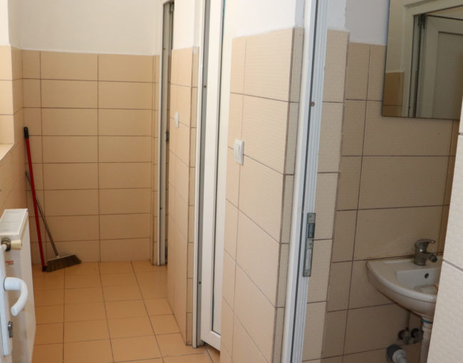 Санација на санитарни јазли во објектот на училиштето СОУ Перо Наков каде учат ученици на македонски наставен јазик