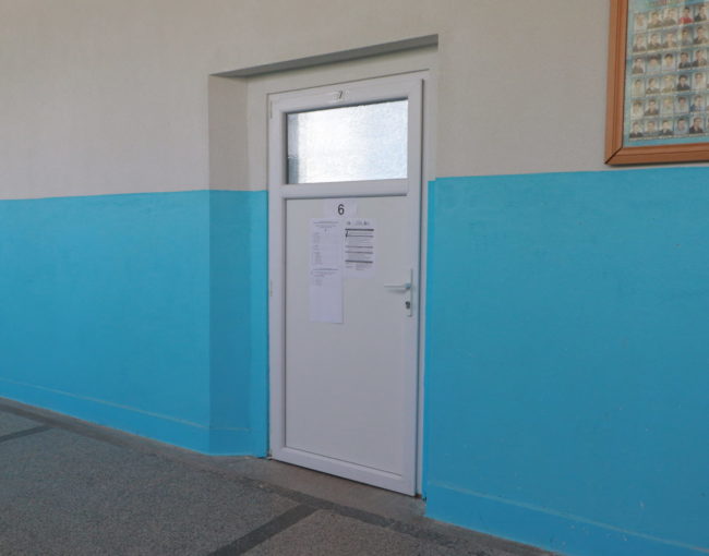Замена на сите стари внатрешни врати на училниците во главната зграда на ОСТУ Наце Буѓони и на влезната врата на објектот со работилници