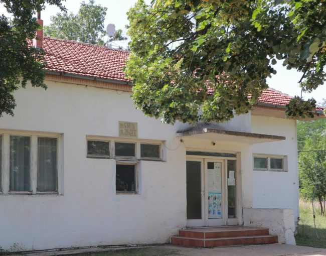 Извршена е замена на подови, варосување на ѕидови и поставување на нови ПВЦ прозорци на една училница во ООУ Карпош, Подрачно училиште во село Љубодраг