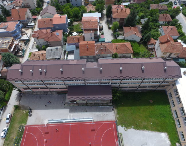 Извршена е целосна реконструкција на покрив на ООУ Вук Караџиќ со делумна замена на поткровна конструкција, замена на кровен покривач од азбестни плочи со пластифициран челичен лим, поставување на  хоризонтални и вертикални олуци и замена на громобранска инсталација