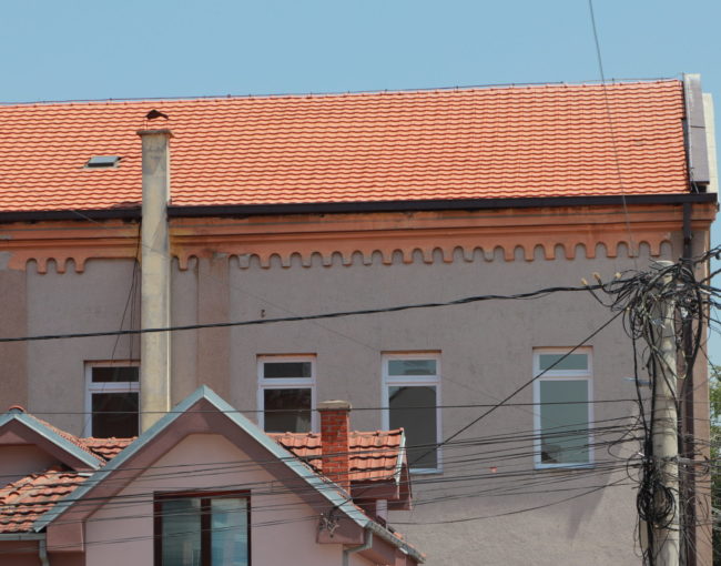 Реновирана кровната конструкција на училишната зграда на ООУ Браќа Миладиновци на улица “Тане Теоргиев” бб  каде што настава изведуваат  ученици со посебни образовни потреби