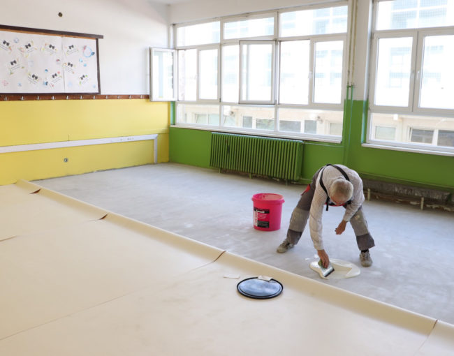 Реконструкција на подови  во 5 училници во ООУ Христијан Карпош преку проектот Јакнење на капацитети на Локална самоуправа