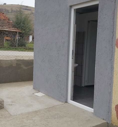 Изградени се нови тоалети за учениците во ООУ Браќа Миладиновци во подрачното училиште во село Студена Бара. Во соработка со родителите уреден е и училишниот двор на училиштето