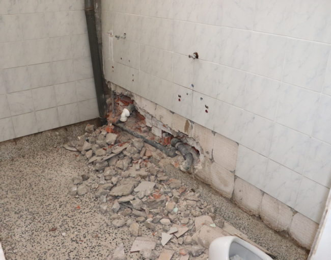 Реконструкција на санитарни јазли во крило на одделенска настава во училиштето  ООУ Христијан Карпош, проект во реализација преку програмата на МОН